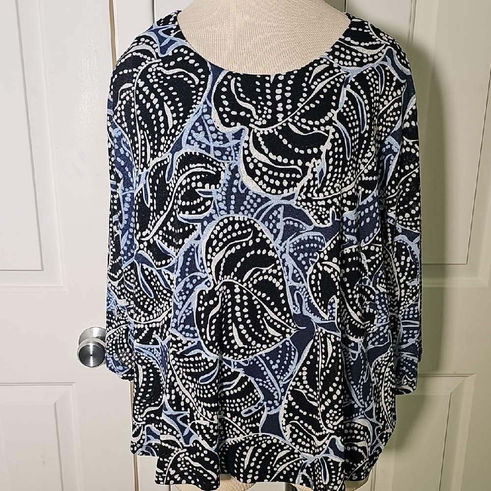 Tahari Black, White, Blue Print Boxy Blouse With Dolan Sleeves. Size XLcomfy
